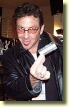 Vito LUPO tenant une carte de visite VM