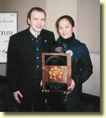Boris WILD en compagnie de la gagnante du “ Gold Lion’s Head Award ”, la jeune chinoise Bin Lin.