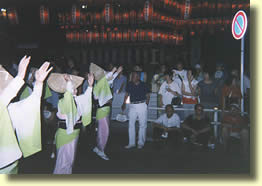 Fête devant un temple