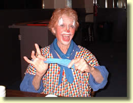 Barbara Bailey clown au club de Gary Darwin