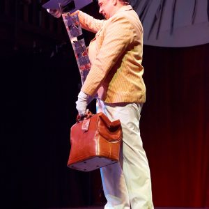 Un guéridon sort du sac à la manière de Mary Poppins...
