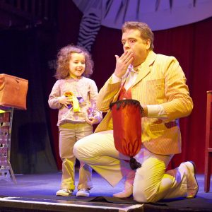 Enfant sur scène avec Peter DIN