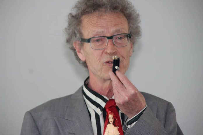 Conférence d'Alain de Moyencourt : le briquet transpercé par la cigarette