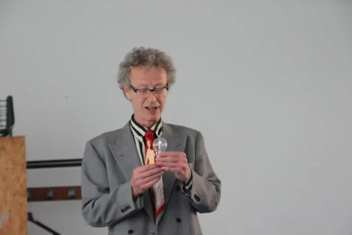 conférence d'Alain de Moyencourt : l'ampoule qui s'allume toute seule