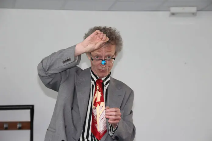 conférence d'Alain de Moyencourt : le globe terrestre qui descend à volonté sur un fil