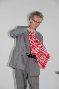 conférence d'Alain de Moyencourt : tour de scène avec de la vaisselle