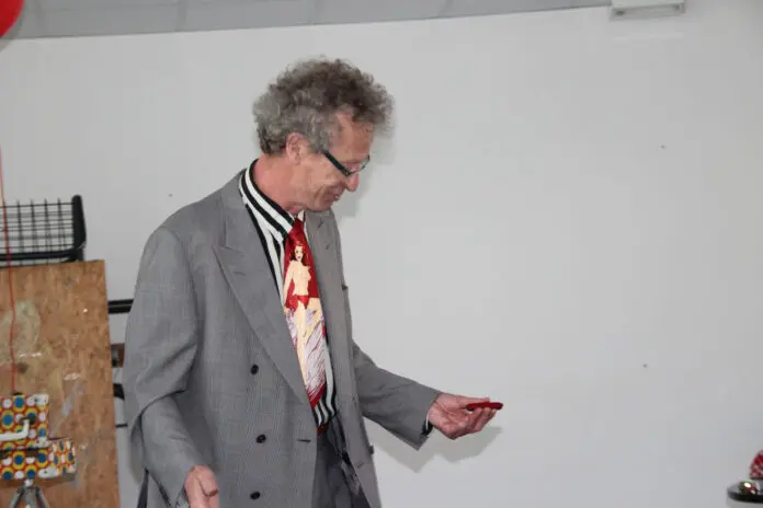 conférence d'Alain de Moyencourt : les canifs qui changent de couleur