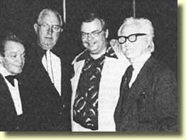 Mars 1978 : 1er “ Slydini’s Desert Seminar ”. De gauche à droite : Tony Slydini, Johnny Paul,Skip Foley et Dai Vernon.