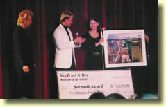  Roxanne recevant le Sarmoti Award des mains de Siegfried & Roy.