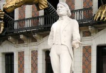 Statue Robert-Houdin devant la Maison de la Magie (Blois)