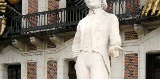 Statue Robert-Houdin devant la Maison de la Magie (Blois)