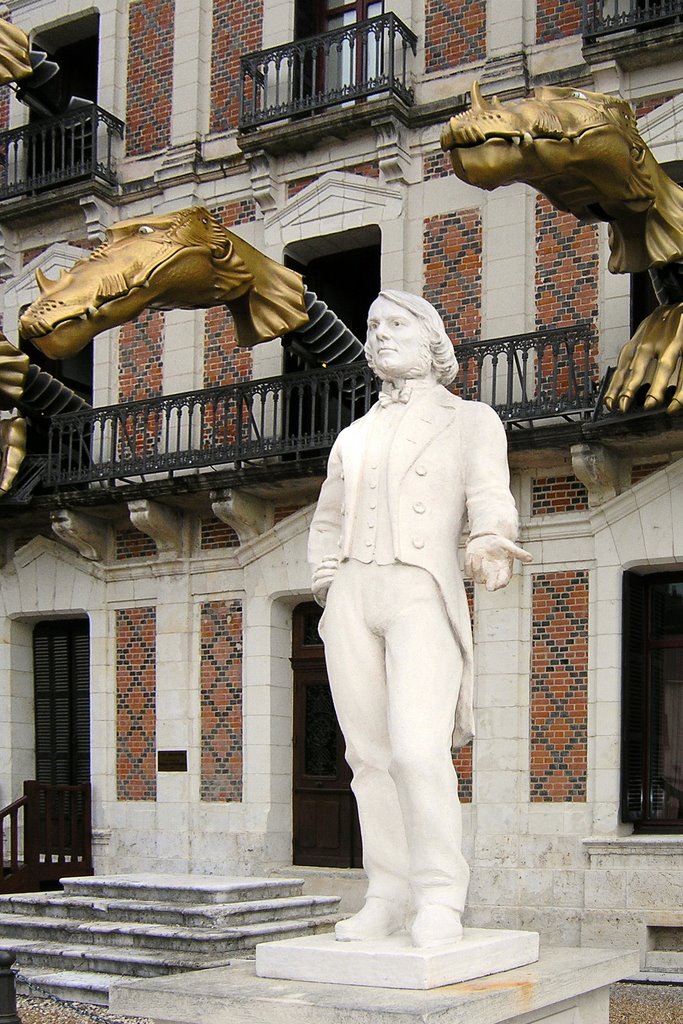 Statue Robert-Houdin devant la Maison de la Magie (Blois)