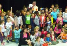 Spectacle de magie dans une école