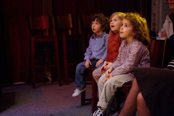 Enfants spectateurs pendant une représentation du Magicien Voyageur