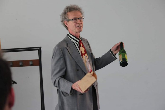 Conférence d'Alain de Moyencourt - apparition d'une bouteille de cidre