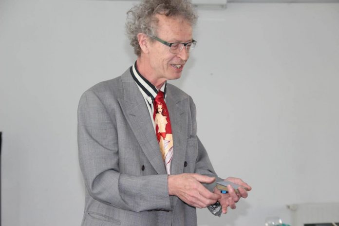 Conférence d'Alain de Moyencourt : son seul tour de cartes