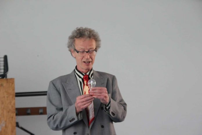 conférence d'Alain de Moyencourt : l'ampoule qui s'allume toute seule