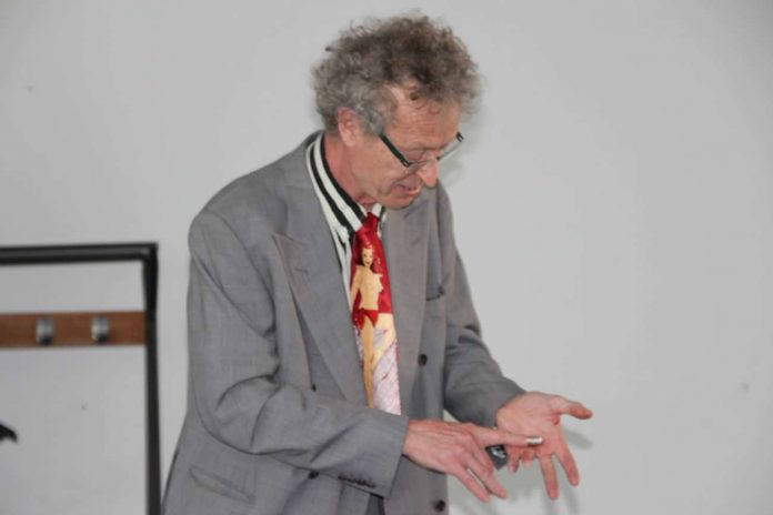 conférence d'Alain de Moyencourt : manipulation de dés à coudre