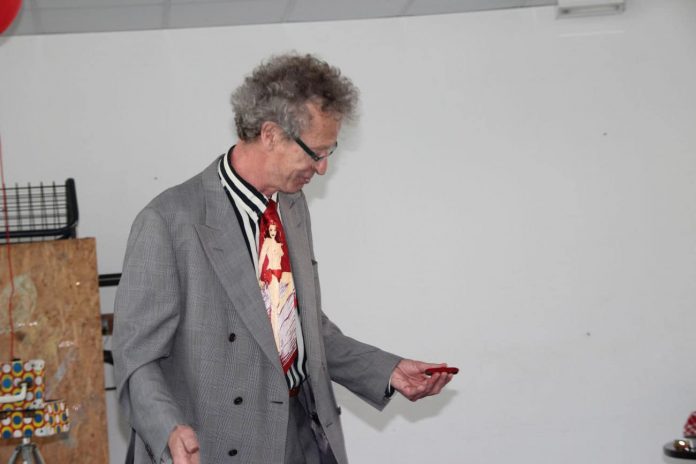 conférence d'Alain de Moyencourt : les canifs qui changent de couleur