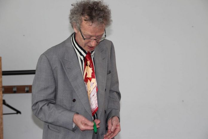 conférence d'Alain de Moyencourt : les canifs qui changent de couleur