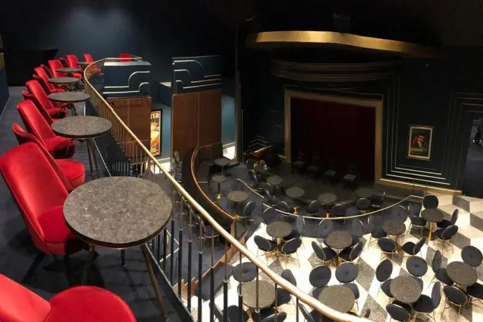 Salle de cabaret et scène de magie au Chicago Magic Lounge style Prohibition