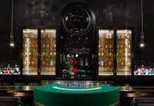 Immersion au Chicago Magic Lounge : mon souvenir d’une soirée hors du temps Salle de cabaret et scène de magie au Chicago Magic Lounge style Prohibition