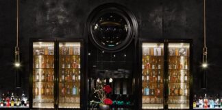 Salle de cabaret et scène de magie au Chicago Magic Lounge style Prohibition