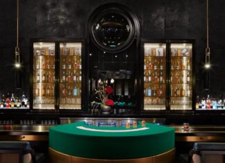 Salle de cabaret et scène de magie au Chicago Magic Lounge style Prohibition