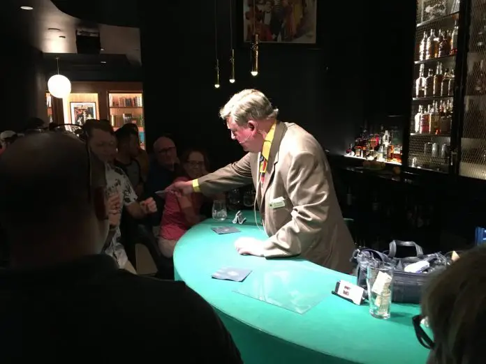 Spectacle de magie de close-up au bar du Chicago Magic Lounge