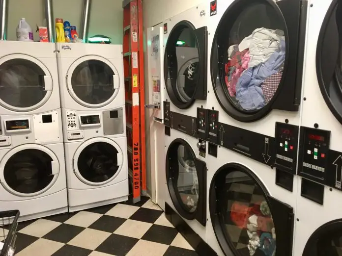 Entrée secrète du Chicago Magic Lounge cachée derrière une machine à laver