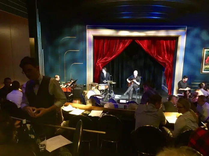 Groupe de Jazz dans Salle de cabaret et scène de magie au Chicago Magic Lounge style Prohibition