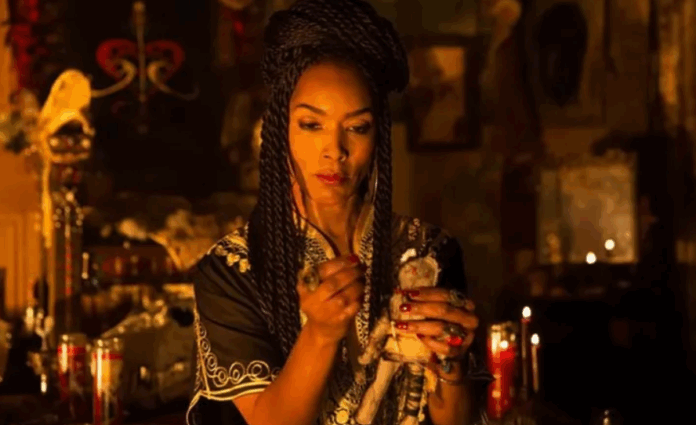 Angela Bassett qui campe Marie Laveau dans American Horror Story